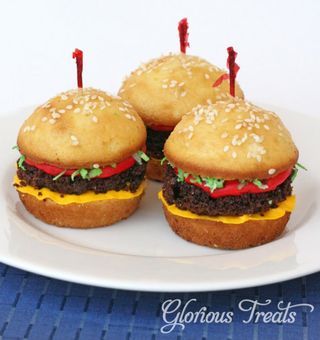 Mini "Burger" Cupcakes from Glorious Treats | Featured in April Fool's Day recipe slideshow from Gooseberry Patch Hamburger Cookies, Burger Cupcakes, Fool Recipe, Hamburger Cupcakes, Creative Cupcakes, Smash Burger, Cupcake Ideas, April Fools, Cup Cakes