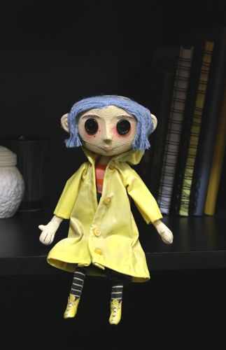 Coraline – Prop Replica – 10″ Doll Mini Yo, Coraline Movie, Coraline Doll, Coraline Jones, Doll Videos, Yellow Raincoat, Toy Ideas, Wallpaper Trends, Replica Prop