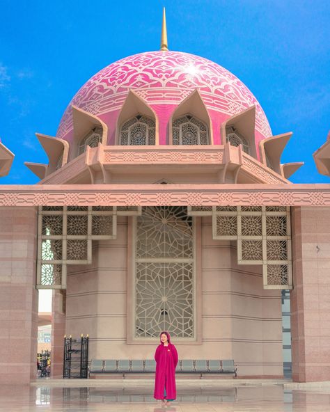 Visiting Kuala Lumpur? Then it’s your chance to witness this biggest pink Mosque in the world🕌💖 This is Putra Mosque, located an hour from central Kuala Lumpur🇲🇾 There are only 4 pink mosques in the world, and this is one of them! Here are some facts about Putra Mosque: 1. This mosque is famous for its pink domes made from rose-tinted granite.🩷 2. It’s built on the edge of Putrajaya Lake, giving it a floating appearance! 3. It can accommodate up to 15,000 worshippers at once, which is si... Putra Mosque, Hall Library, Pink Mosque, Function Hall, Malaysia Travel, Putrajaya, Travel Recommendations, Southeast Asia Travel, Place Of Worship