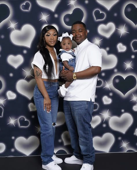 90s Theme Family Photoshoot, Y2k Family Photoshoot, 2000s Family Photoshoot, Mommy Daughter Photoshoot Black, Mom And Son Valentines Day Photos, Mom And Son Photo Ideas Black People, 90s Family Photoshoot, 2000s Couple Photoshoot, 2000 Photoshoot Ideas