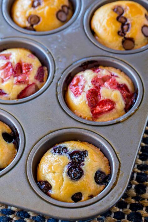 Pancake Muffin Bites are easy to throw together using simple pantry ingredients. Just combine the batter, bake, and enjoy bite-sized portable pancakes. #breakfast #muffins #pancakes #pancakemuffins #pancakebites #dinnerthendessert Mini Cupcake Ideas, Tournament Food, Mini Pancake Muffins, Muffin Bites, Easy Pancake, Pancake Bites, Pancakes Breakfast, Pancake Muffins, Simple Pantry