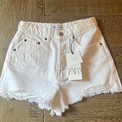 Size 4. Mild Distressing Towards The Bottom Of Short White Jean Shorts Outfit, Hot Pink Denim, Jean Short Outfits, Pink Denim Shorts, Dressy Casual Outfits, Straight Fit Denim, White Jean Shorts, Ripped Denim Shorts, White Denim Shorts