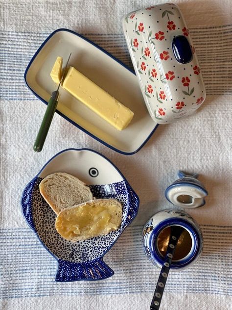 Style/Pattern: Misty Blue Size: 4" x 7.5" x 4"The American Butter Dish is an eye-catching home for your stick of butter or margarine! Item # M074 Butter Decoration, Sponge Dish, Bybee Pottery, Handmade Ceramic Butter Dish, Butter Plate, Pottery Hand Made, Ceramics Butter Dish, Butter Tray, Butter Ceramic