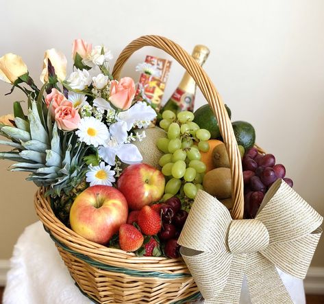 https://www.instagram.com/modishheart/ Filipino New Year, Fruit Basket Diy Gift, Fruit Baskets Diy, Fruit Flower Basket, Fruit Bouquet Ideas, Thanksgiving Fruit, Edible Fruit Arrangements, Fruit Hampers, Food Bouquet