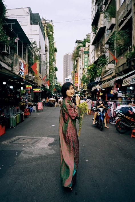 Cafe Photoshoot, 1990s Aesthetic, Pose Mode, Asian Lifestyle, Male Portrait Poses, Vietnam Fashion, Wedding Shoot Ideas, Chinese Festival, Pre Wedding Shoot Ideas