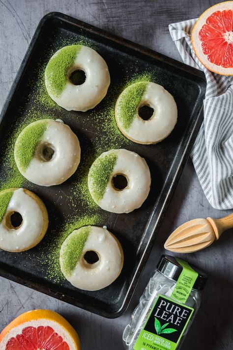 AD Green Tea Citrus baked doughnuts made with @PureLeaf Rainforest Alliance Certified green citrus tea, topped with matcha dusting Donuts Glaze, Green Tea Donut, Matcha Donut, Donat Glaze, Baked Doughnut, Donuts Design, Citrus Tea, Fancy Donuts, Green Donut