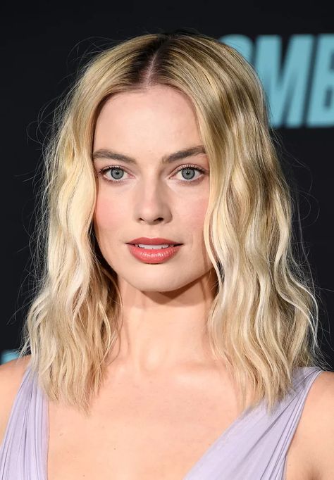 margot robbie hairstyle Mermaid Hair Waves, Styles For Thick Hair, Hairstyles For Thick Hair, Haircuts For Thick Hair, Mermaid Waves, Thick Hair Cuts, Easy Hairstyles For Thick Hair, Shoulder Length Hair Cuts, Celebrity Hair Stylist