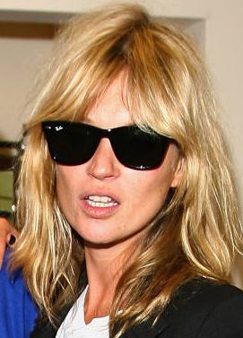 #KateMoss wearing #classic #RayBan Wayfarer #sunglasses ... Ray Ban Wayfarer Outfit, Raybans On Woman, Wayfarer Aesthetic, Rayban Wayfarer Women Outfit, Wayfarer Sunglasses Outfit, Rey Ban Sunglasses, Rayban Sunglasses For Women, Ray Ban Wayfarer Women, Ray Ban Sunglasses Women Wayfarer