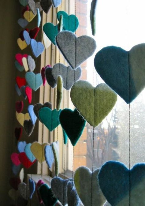 Heart Garland, Felt Heart, Valentines Day Decorations, Felt Diy, Crafty Craft, Felt Hearts, Felt Art, Cute Crafts, Felting Projects