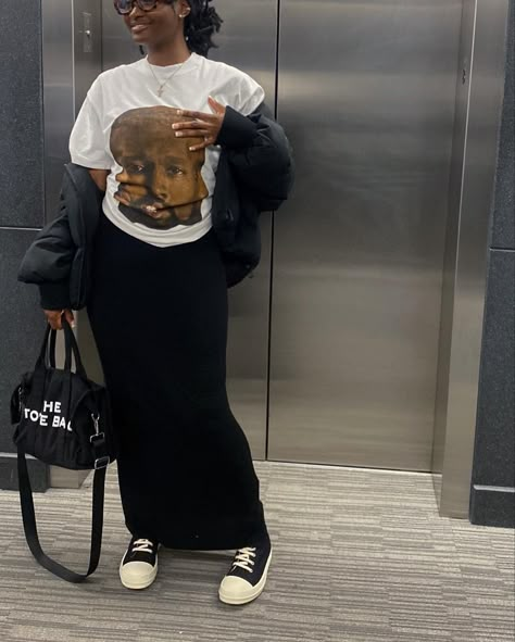 Black Women Long Skirt Outfits, Outfits With Long Black Skirts, Long Skirt Outfits Fall, Long Skirt With Sneakers, Vaycay Fits, Modest Chic, Black Skirt Outfits, Modesty Outfits, Cute Modest Outfits