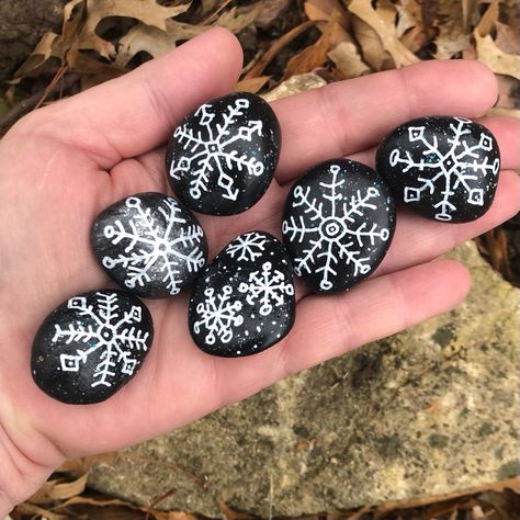 Winter Rocks, Christmas Rocks, Shell Ideas, Painted Pebbles, Seashell Painting, Christmas Rock, Snow Flakes, Pebble Painting, Jingle Bell