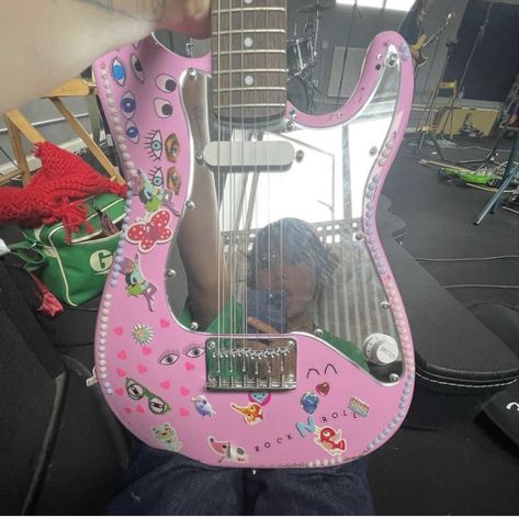 Guitar Decorations, Gyaru Aesthetic, Pink Guitar, Taurus Moon, Just Like Heaven, Girly Car Accessories, Gorillaz Art, Girly Car, Lonely Heart