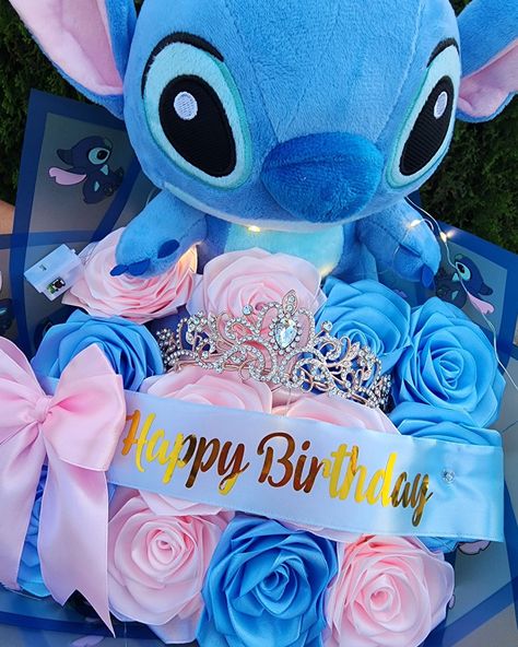 Birthday Stitch Bouquet💐 DM to order 🚨 #eternalroses #rosaseternas #ramoderosas #stitchbouquet #ramodestitch #disneylover #handmadeflowers #floreseternal #stitch #explorepage✨ Stitch Rose Bouquet, Stitch Flower Bouquet, Stitch Bouquet, Birthday Stitch, Eternal Flowers, 15 Birthday, Birthday Bouquet, Stitch Gift, Glitter Flowers