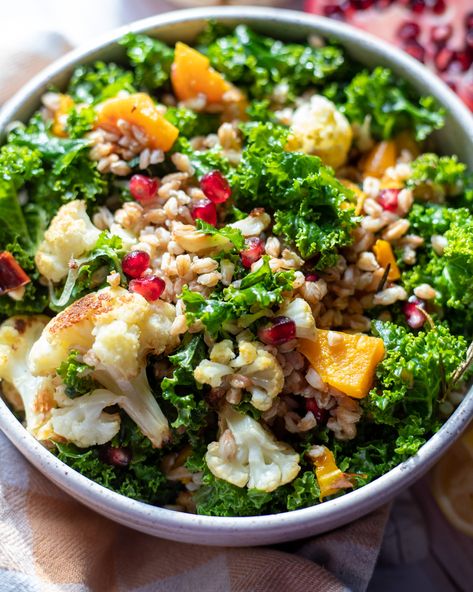 Farrow Salad, Roasted Garlic Dressing, Awesome Salads, Roasted Kabocha Squash, Farro Recipes, Winter Salad Recipes, Easy Main Dishes, Farro Salad, Vegan Salad Recipes