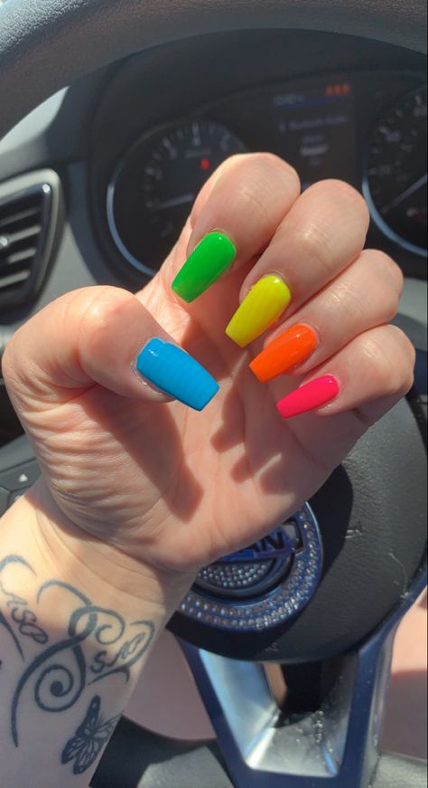 Design Nails 2022, Neon Rainbow Nails, Cute Nails Simple, Dip Nails Ideas, Nail Art Unique, Acrylic Nails Fall, Fall Nail Art Ideas, Aesthetic Nail Art, June Nails