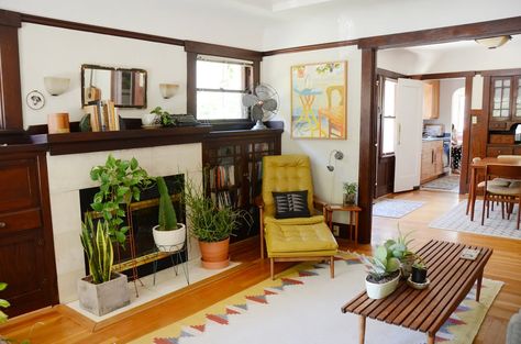 When a couple with a penchant for DIY, crafting and art share a home, the result is a beautiful space filled with geometric patterns and textiles 70s Inspired Decor, Craftsman Interior, Vintage Craftsman, 70s Decor, Modern Craftsman, Craftsman Home, European Home Decor, Craftsman Style Homes, Craftsman Bungalows