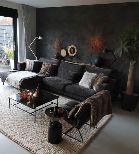 Black Walls Living Room, Black Sofa Living Room, Masculine Living Rooms, Black Living Room Decor, Dark Living Rooms, Black Living Room, Living Room Decor Cozy, Wallpaper Living Room, Living Room Makeover