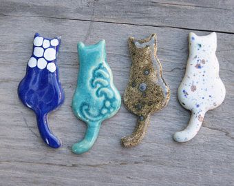 Magnet Ceramic, Cat Magnet, Ceramic Magnets, Clay Magnets, Gifts For Cat Lovers, Green Cat, Clay Diy Projects, Rustic Ceramics, Ceramic Cat