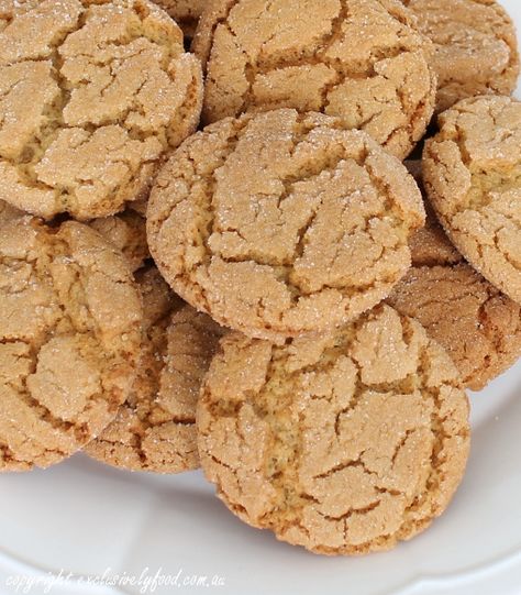 Ginger nuts cookie English Sweets, Ginger Nut Biscuits, Apple Cinnamon Cake, Ginger Cookie Recipes, Shortbread Cookies Easy, Winter Baking, Anzac Biscuits, Ginger Biscuits, Biscuits Cookies