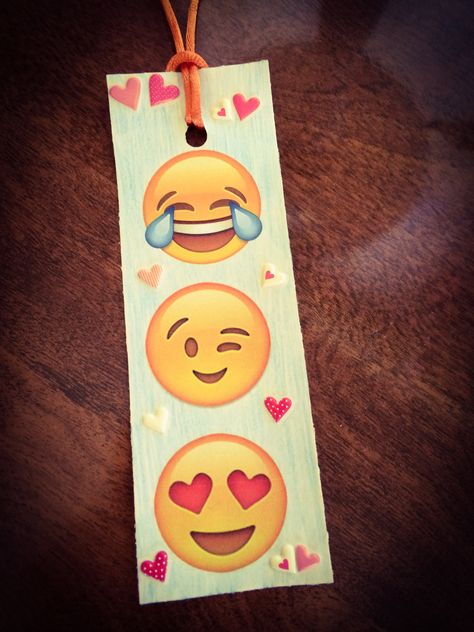 Easy diy emoji bookmark Emoji Bookmarks, Emoji Craft, Each One Teach One, Emoji Valentines, Kids Craft Projects, Easy Valentines, Crochet Bookmark, Emoji Party, Visual Schedule