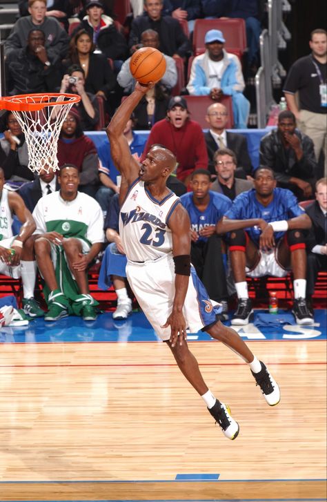 Michael Jordan (Washington Wizards) goes for a dunk, during the 2002 NBA All-Star Game. (February 10, 2002) 📸: Jesse D. Garrabrant Michael Jordan Dunk Contest, Jordan Wizards, Michael Jordan Wizards, Michael Jordan Images, Michael Jordan Washington Wizards, Michael Jordan Dunking, Jordan Dunks, Mike Jordan, Nba Photos