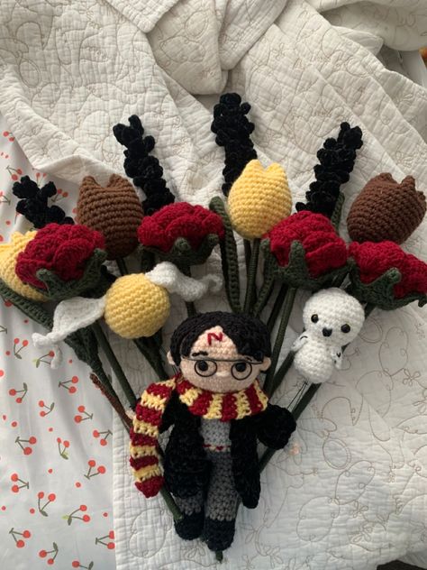 Harry Potter Bouquet, Crochet Disney Bouquet, Tangled Crochet Bouquet, Crochet Red Flower Bouquet, Aesthetic Crochet Flower Bouquet, Crochet Rose Bouquet Aesthetic, Harry Potter Crochet, Crochet Bouquet, Crochet Disney