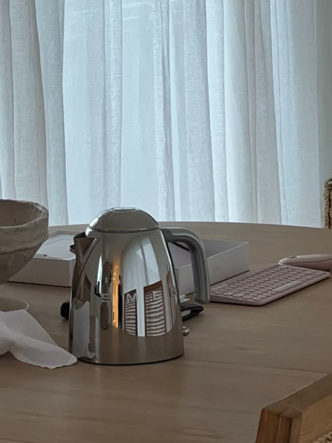 Smeg Silver Kettle, Smeg Kettle Aesthetic, Kettle Aesthetic, Smeg Aesthetic, Brisbane House, Smeg Kettle, Trend Kitchen, Smeg Toaster, Steel Home Accessories