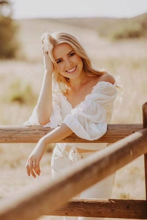 Senior Girl Photoshoots Dress, Classic Senior Pictures Posing Ideas, Senior Outdoor Pictures, Senior Session Field, Outside Model Poses Photo Shoot, Stool Field Photoshoot, Portrait Field Photography, Light And Airy Portrait Photography, Senior Pictures With Flowers Photo Ideas