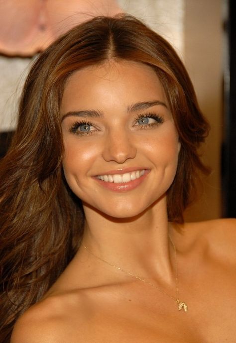 Miranda Kerr Makeup, Miranda Kerr Hair, Classy Beauty, Around The Fur, Pretty Nose, Miranda Kerr Style, Highlights Curly Hair, Latina Makeup, Celebrity Faces