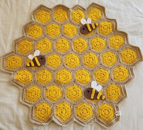 Bumble Bee Nursery, Vintage Pooh Bear, Bee Baby Blanket, Baby Bumble Bee, Vintage Pooh, Bee Nursery, Crochet Cozy, Cute Blankets, Crochet Bee