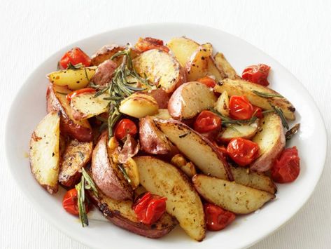 Roasted Potatoes And Cherry Tomatoes, Roasted Tomatoes And Potatoes, Roasted Potatoes And Tomatoes, Potato And Tomato Recipes, Potato Tomato Recipe, Summer Sides Recipes, Potatoes And Tomatoes, Potatoes In Oven, Heart Diet