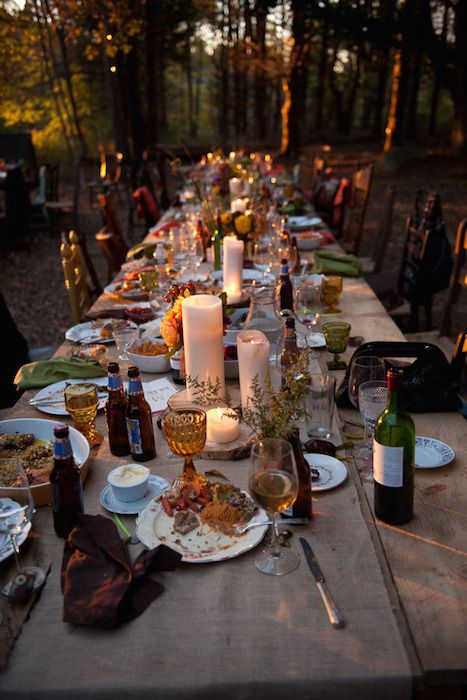 Dinner In The Woods, Party In The Woods, Outdoor Dinner Party, Foto Wedding, Outdoor Dinner Parties, Outdoor Dinner, Outside Wedding, Long Table, Al Fresco Dining