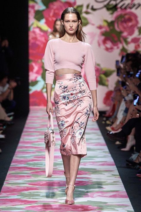 Blumarine Spring 2020 Ready-to-Wear collection, runway looks, beauty, models, and reviews. #springfashion 1999 Fashion, Walking Style, Dorothy Dandridge, Mode Rose, 2020 Fashion Trends, Looks Party, Woman's Fashion, Floral Midi Skirt, Spring Fashion Trends