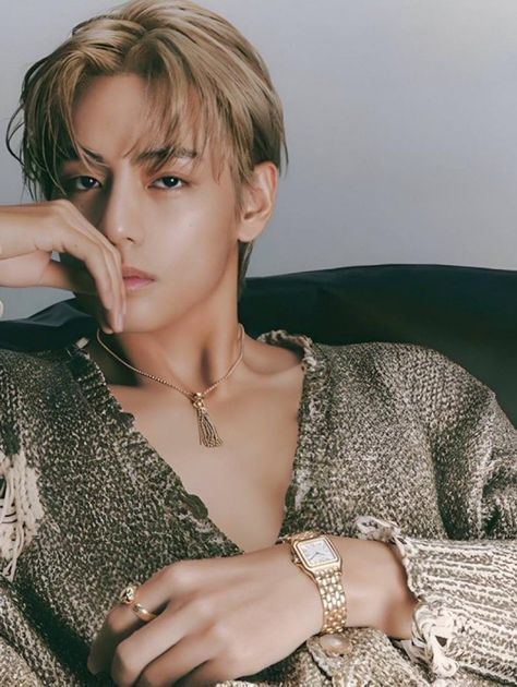 Taehyung Sitting, Taehyung Blonde, Vogue Photoshoot, Love Me Again, Song Of The Year, Taehyung Photoshoot, Male Artist, Bride Photography, Kim Taehyung Funny