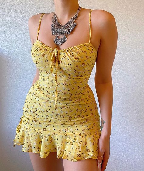 PALM HILLS BOUTIQUE compartió una foto en Instagram: "Spring vibes, Alondra dress in yellow✨💗🔥🌸 Sizes S-L available now!  Shop now & use code PHBABE for…" • Mira 137 fotos y videos en su perfil. Spaghetti Strap Mini Dress, Camisole Dress, Backless Mini Dress, Body Con Dress, Vestidos Vintage, Mini Dresses Summer, Mua Sắm, Outfit Casual, Outfits Casuales