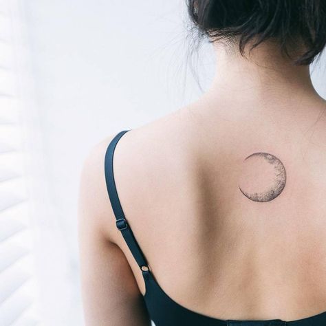 Crescent Tattoo, Tattoo Touch Up, Small Moon Tattoos, Tattoo Moon, Crescent Moon Tattoo, Tattoo Trend, Tattoo Zeichnungen, Moon Tattoo Designs, Inspiration Tattoos