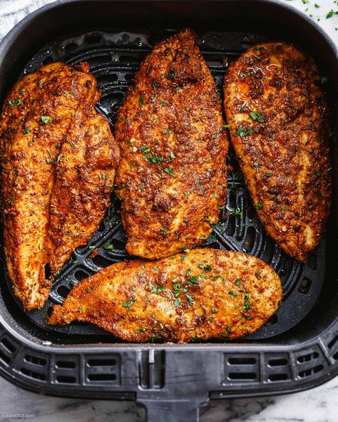 Air Fryer Chicken Breast - #airfryer #chicken #recipe #eatwel101 - Easy to make and takes just a few minutes to cook. Cooking chicken breast in the air fryer makes your lunches, dinners, and meal prep super quick and delicious! - #recipe by #eatwell101® Chicken Breast Air Fryer, Cooking Chicken Breast, Chicken Fillet Recipes, Boneless Skinless Chicken Breast Recipes, Skinless Chicken Breast Recipes, Air Fryer Chicken Breast, Air Fryer Recipes Chicken Breast, Chicken Boneless Breast Recipes, Plats Healthy