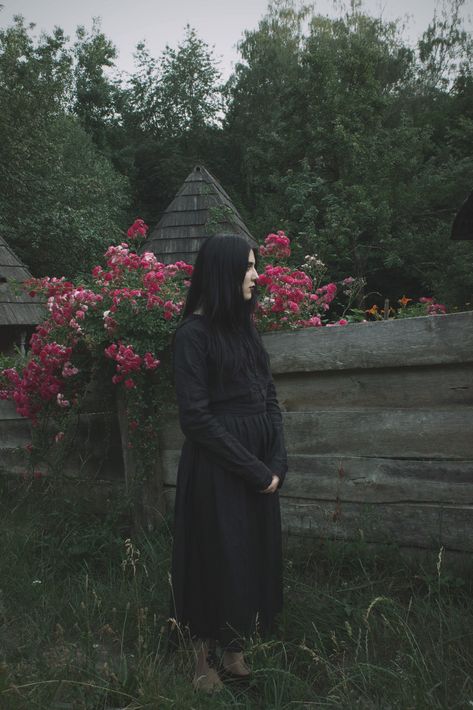 Black linen dress, witch style Folk Goth, Folk Witch, Witch Lifestyle, The Love Witch Outfits, Dark Cottagecore Outfits, Goth Cottagecore, Wood Fashion, Goth Outfit Ideas, Strega Fashion