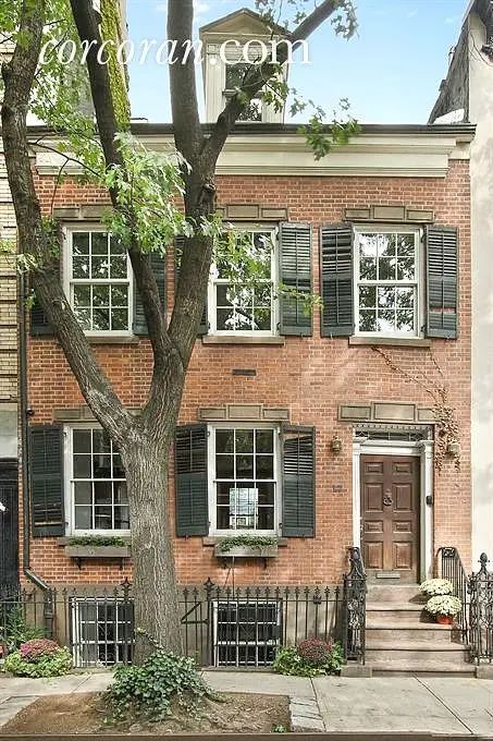 $5.75M Federal rowhouse in the West Village was once owned by Aaron Burr | 6sqft Sketching Houses, New York Brownstone, West Village Townhouse, House New York, Aaron Burr, Classical House, Cobblestone Streets, Kitchen Design Trends, Greenwich Village