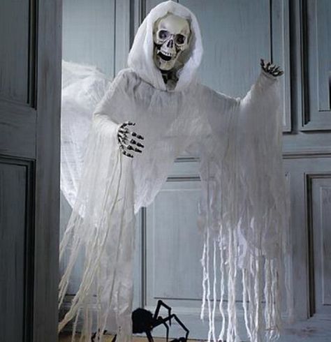 Ghost decoration Water Halloween, Haunted Christmas, Floating Ghost, Halloween Props Scary, Halloween Party Props, Halloween Figures, Halloween Garden, Halloween 2014, Scary Halloween Decorations