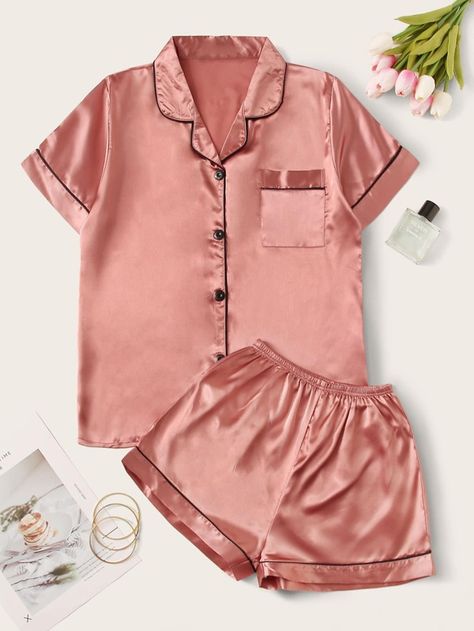 Conjunto de pijama de satén con bolsillo delantero unido en contraste | Moda de Mujer | SHEIN México Wedding Pjs, Satin Short Sleeve, Pijamas Women, Bridesmaid Pjs, Satin Nightwear, Wedding Roles, Satin Pj Set, Bridesmaid Pyjamas, Cute Sleepwear