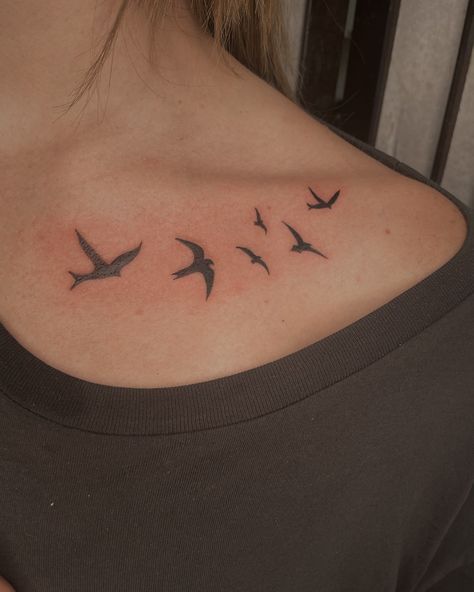 Divergent Bird Tattoo, Tattoos For Men Country, Divergent Tattoo Tris, Rose Tattoo Unique, Neck Bird Tattoo, Shoulder Bird Tattoo, Brush Up Hairstyle, Ladies Tattoos, Mockingbird Tattoo