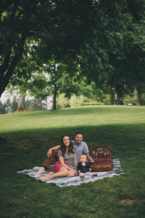 Large Family Poses, Picnic Photography, Baby Nurseries, Outdoor Family Photography, Newborn Family Photos, Photography Poses Family, Toddler Photography, Family Picnic, Fall Family Photos