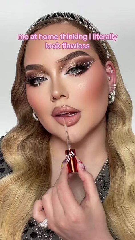 Nikkie Tutorials Makeup, Nikkie Tutorial, Nude Makeup, Makeup Tutorials, Popular Videos, Makeup Routine, Makeup Inspiration, Eye Candy, Makeup Tutorial