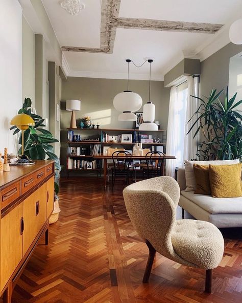 HORNE on Instagram: “Formakami pendants illuminate a cozy dining nook while the Flowerpot Vp3 Table Lamp adds a pop of color to this beautiful home in Spain.…” Flowerpot Pendant Lamp, Flowerpot Lampe, Flowerpot Pendant, Jaime Hayon, Stained Oak, East Meets West, Dining Nook, Flat Design, Nook