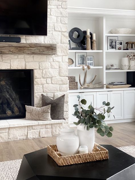 White Stone Fireplaces, Built In Shelves Living Room, Living Tv, Fireplace Built Ins, Casa Exterior, Home Fireplace, Farmhouse Interior, Living Room Remodel, Room Remodeling