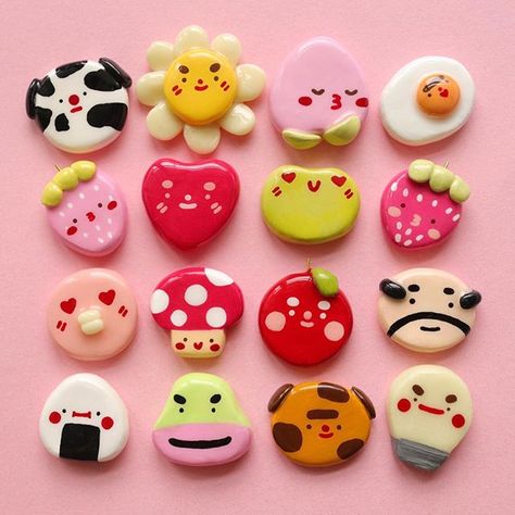 The Forest Mori on Instagram: “Chu~ (^з^)-♡” Paper Flower Crafts For Kids, Clay Magnet Ideas, Realistic Paper Flowers, Flower Crafts For Kids, Easy Clay Sculptures, Magnet Ideas, Clay Pins, Arte Do Kawaii, Clay Magnets