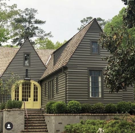 Mountain House Exterior, Cottage Exterior Colors, Anna Evans, Cottage Exterior, Farmhouse Modern, Windows Exterior, Small Houses, Great Design, Mountain House