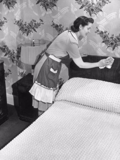 32 Photos of Young Housewives From Between the 1940s and 1950s ~ Vintage Everyday 1940s Homemaker, Housewife Cleaning, Vintage Homemaker, Vintage Homemaking, Cleaning Bedroom, 50's Housewife, Vintage Housewife, Happy Housewife, Little Woman