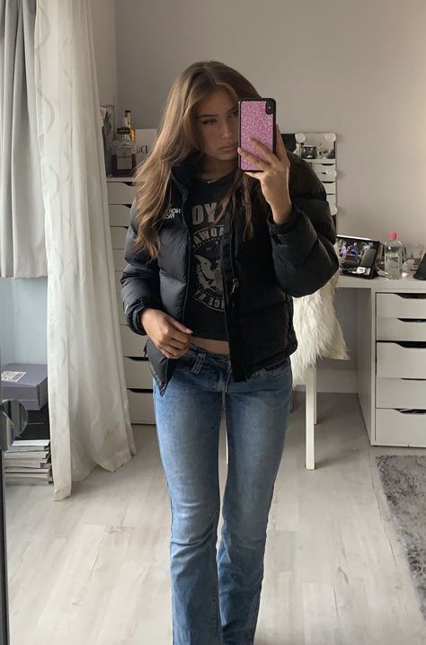 black north face nuptse jacket brandy melville grey new york top and kylie jeans outfit Kylie Jeans Brandy Melville, North Face Nuptse Jacket, Jeans Brandy Melville, Brandy Melville Outfits, New York Top, Nuptse Jacket, North Face Nuptse, College Fits, Jeans Outfit